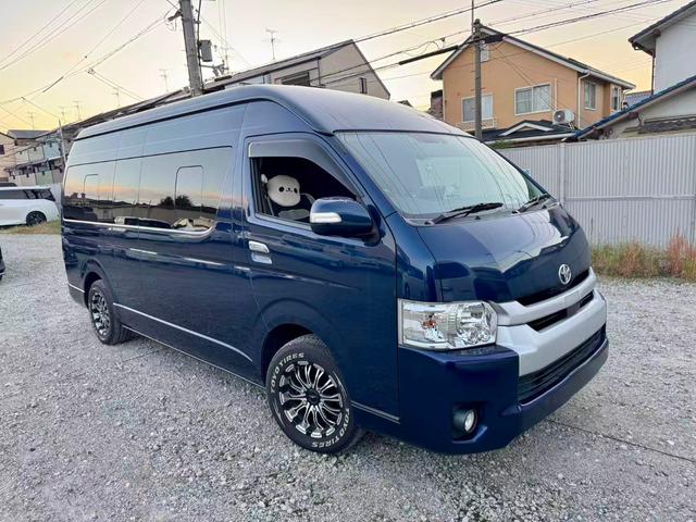 TOYOTA HIACE COMMUTER